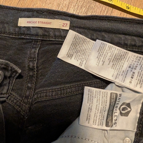 Levi's  Ribcage Straight-Leg Jeans - Picture 8 of 9